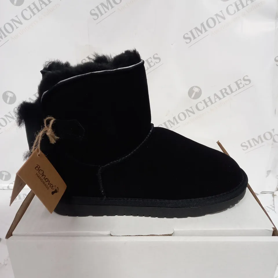 UNBOXED PAIR OF BONOVA SHEEPSKIN BOOTS IN BLACK SIZE 3