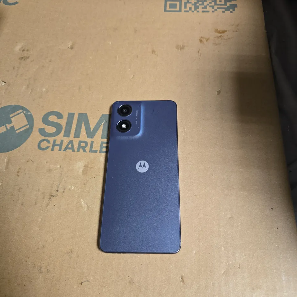Motorola smartphone – Blue, dual-camera, cracked screen