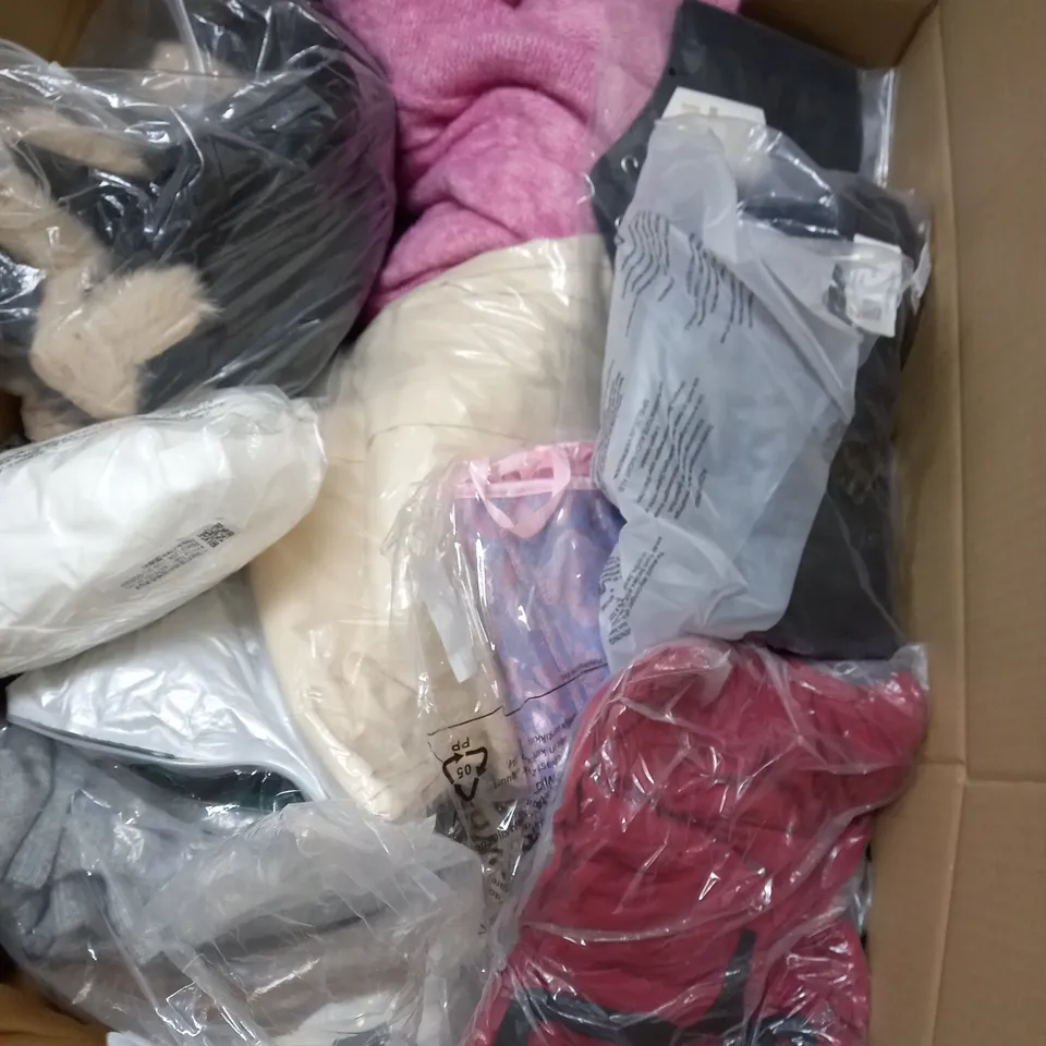LOT OF ASSORTED CLOTHING ITEMS AND ACCESSORIES TO INCLUDE; T-SHIRTS, JUMPERS ETC