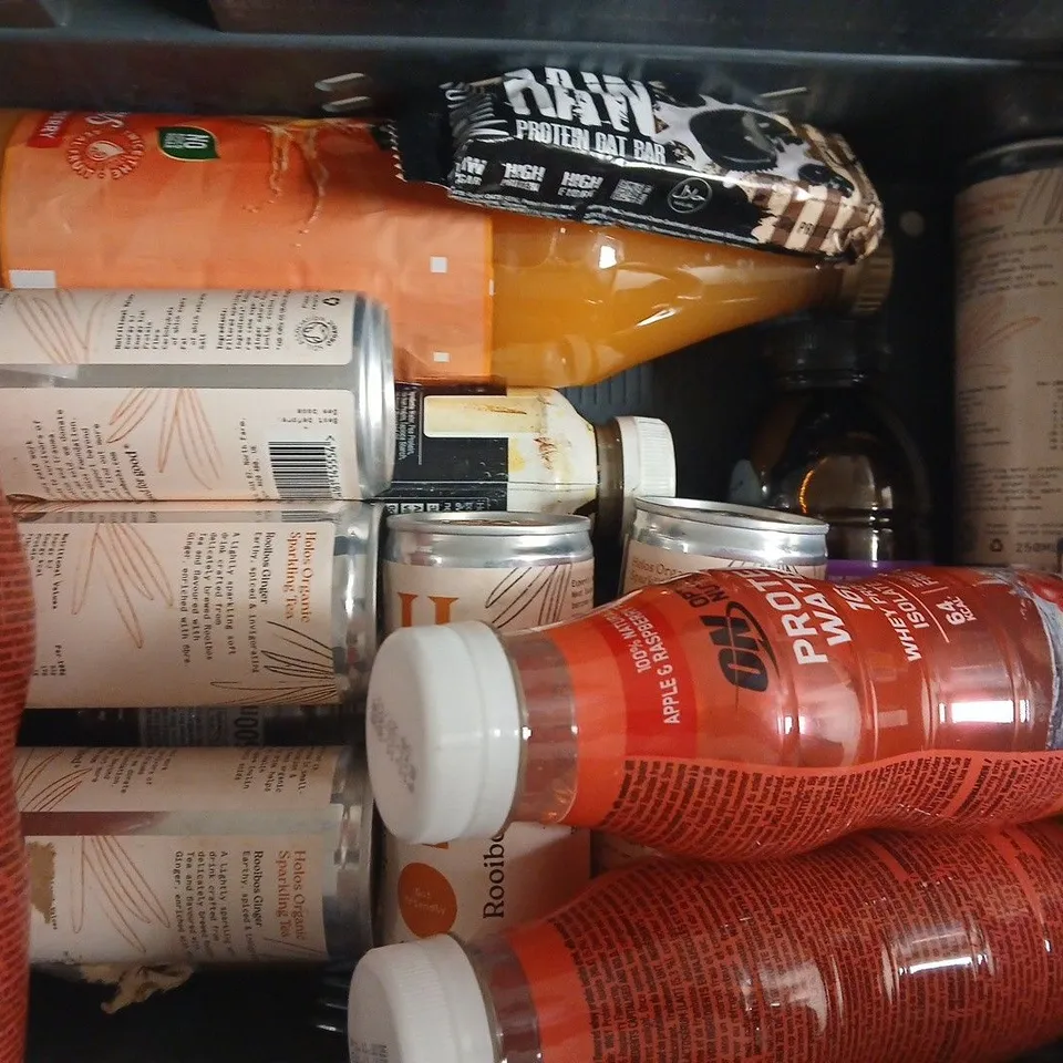 APPROXIMATELY 10 ASSORTED FOOD AND DRINK ITEMS TO INCLUDE LOCOZADE, NECAFE GOLD BLEND COFFEE, ETC