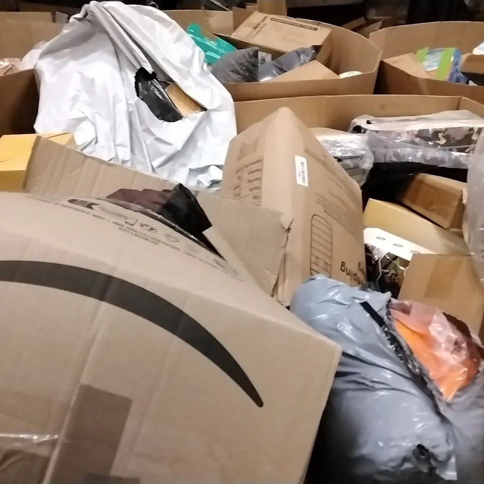 PALLET CONTAINING VARIOUS ITEMS SUCH AS; PILLOWS,CUSHIONS,