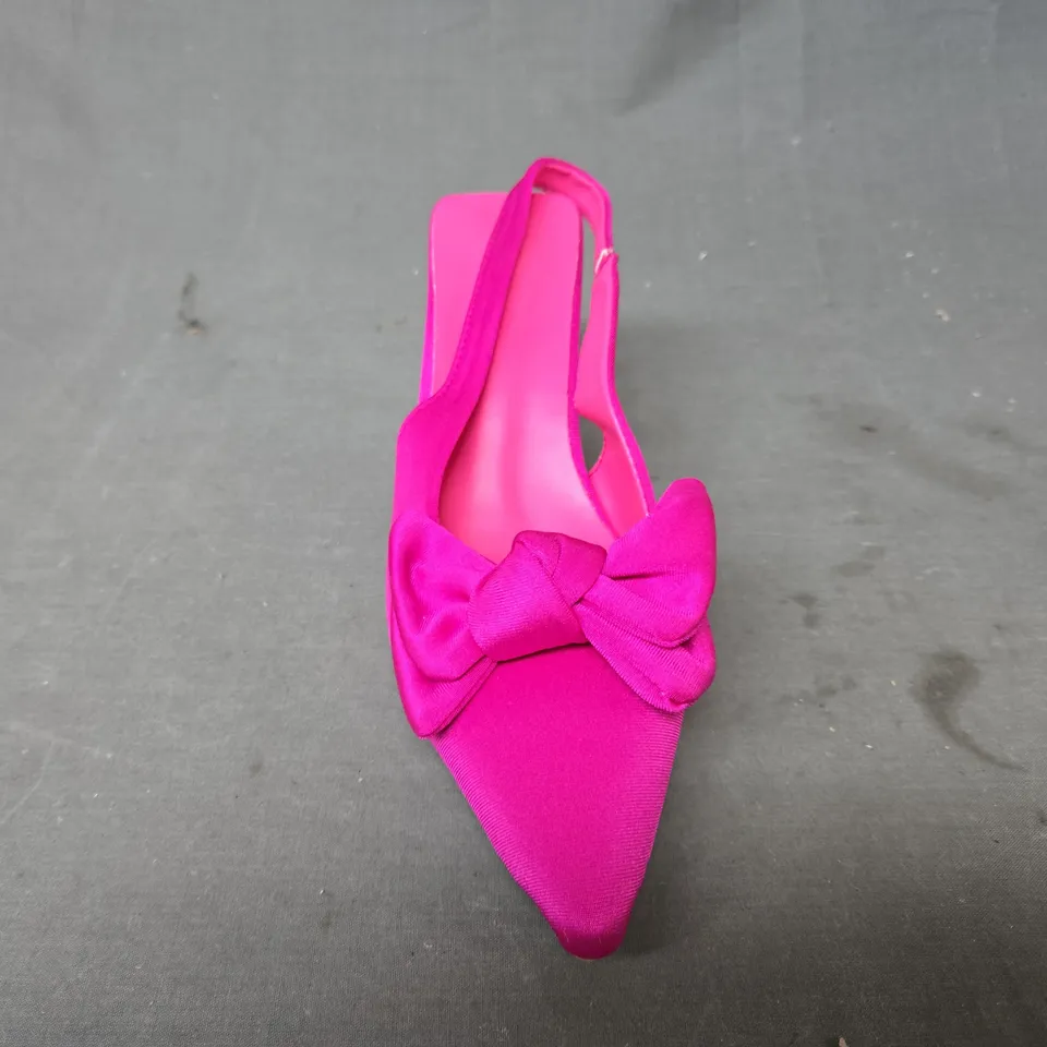 BOXED PAIR OF UNBRANDED POINTED TOE HEELED SHOES IN FUCHSIA W. BOW DETAIL EU SIZE 39