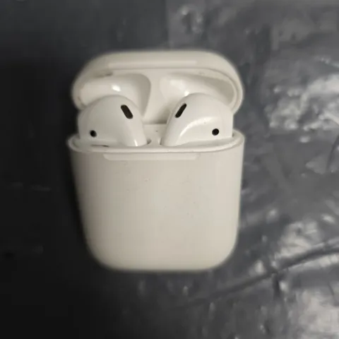 APPLE AIRPODS WIRELESS EARBUDS IN CHARGING CASE 