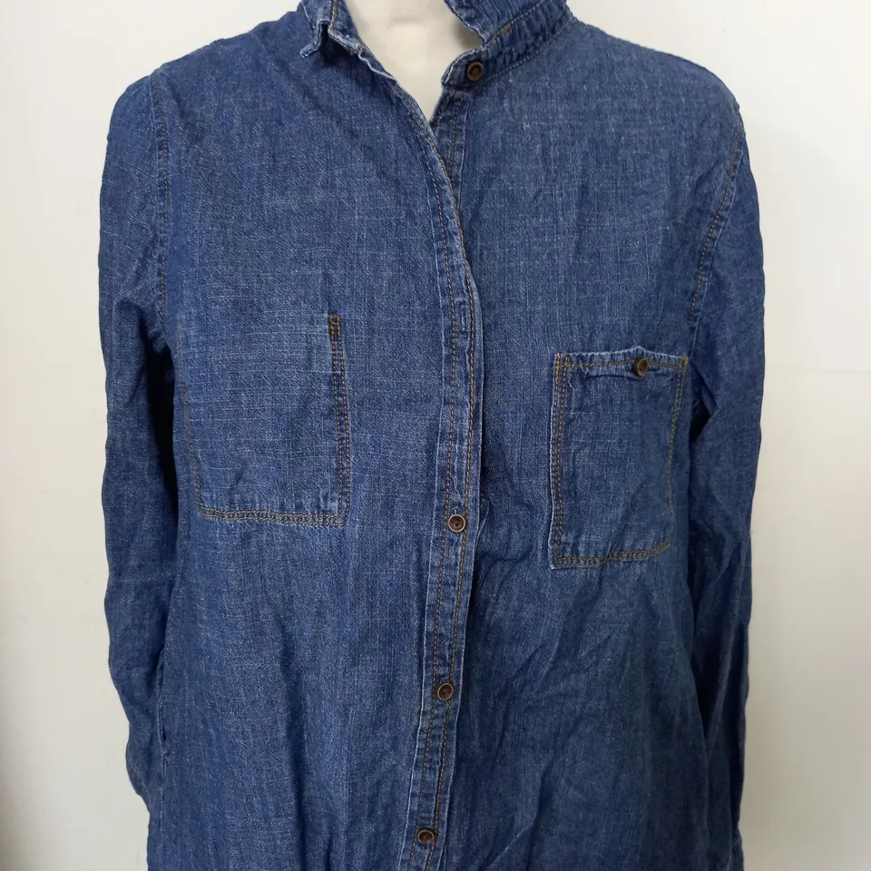 APPROXIMATELY 20 ASSORTED CLOTHING ITEMS TO INCLUDE SHIRTS, TROUSERS, DRESSES 