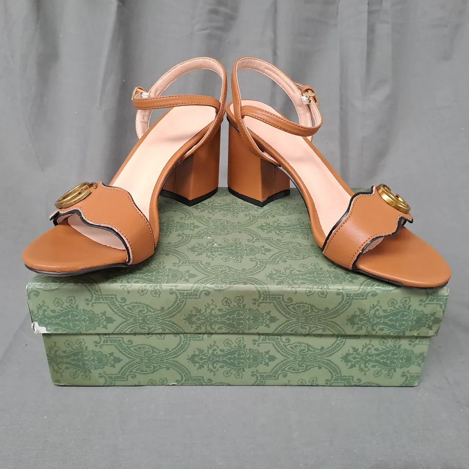 BOXED PAIR OF GUCCI OPEN-TOE BLOCK HEEL SANDALS IN BROWN EU SIZE 38