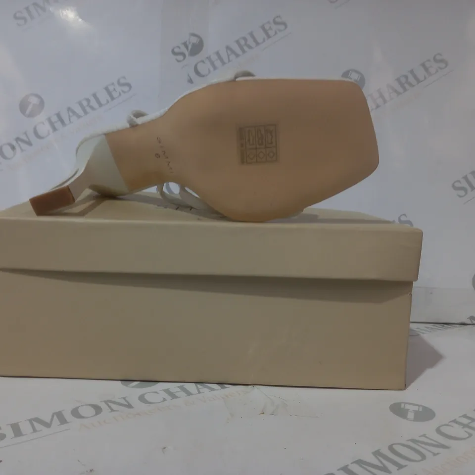 BOXED PAIR OF SIMMI LONDON INARA OPEN TOE SCULTURAL HEELED SANDALS IN WHITE UK SIZE 6