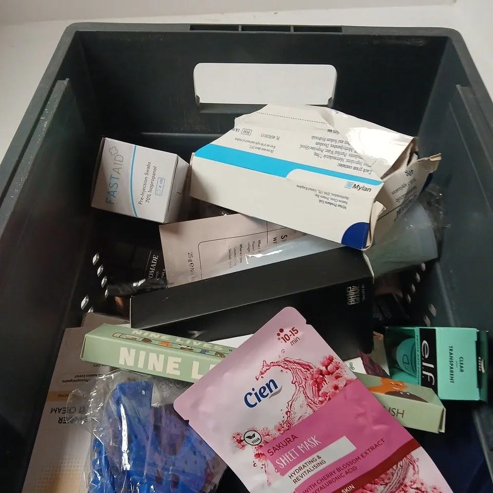 APPROXIMATELY 16 ASSORTED COSMETIC ITEMS INCLUDING SNAP ON SMILE , MERWAVE HAIR WRAP AND IBEALEE 5D TOOTH POWDER