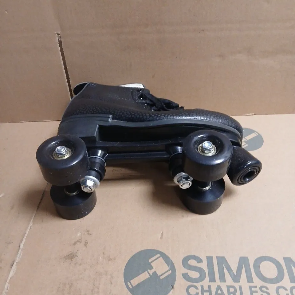 QUAD ROLLER SKATES WITH PROTECTIVE PADS - BLACK IN SPORTS BAG SIZE 41