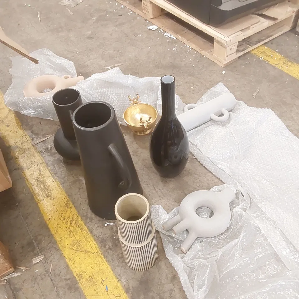 BOX CONTAINING 8x ASSORTED DESIGNER HOME ORNAMENTS/VASES