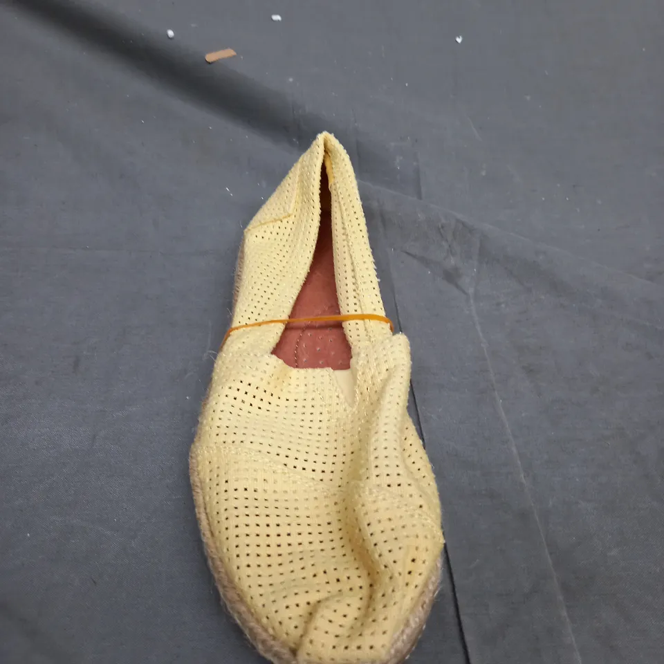 BOX OF APPROXIMATELY 12 DESIGNER FLAT SLIP ON SHOES IN VARIOUS SIZES