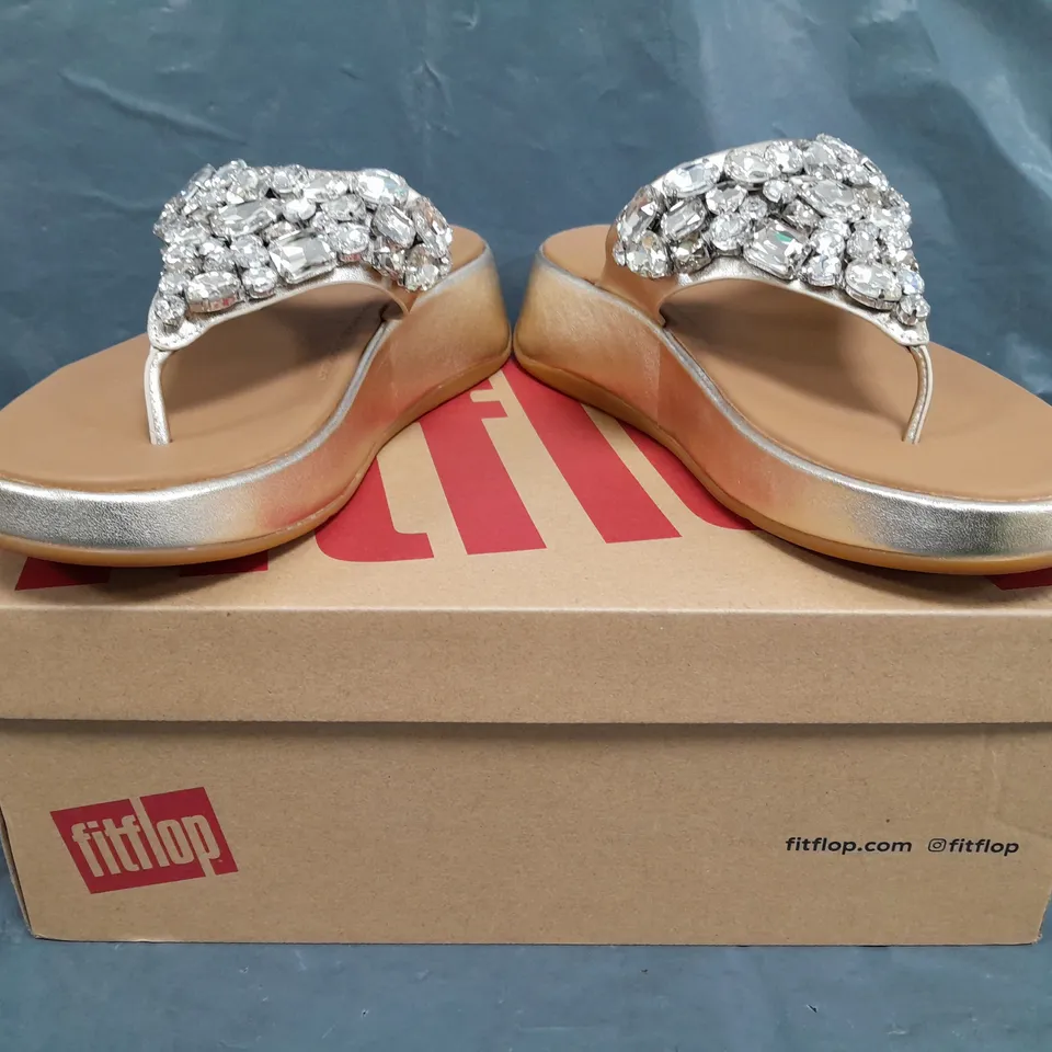 BOXED PAIR OF FITFLOP F-MODE JEWEL DELUXE FLATFORM TOE-THONG SANDALS IN GOLD SIZE UK 6