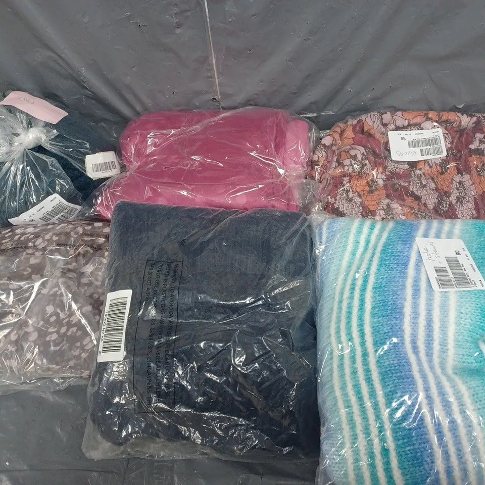 BOX OF APPROXIMATELY 10 ASSORTED CLOTHING ITEMS IN VARIOUS COLOURS, STYLES AND SIZES