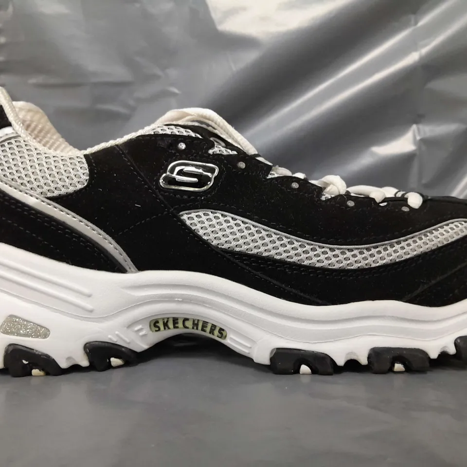 BOXED PAIR OF SKECHERS D'LITES SHOES IN BLACK/WHITE UK SIZE 6