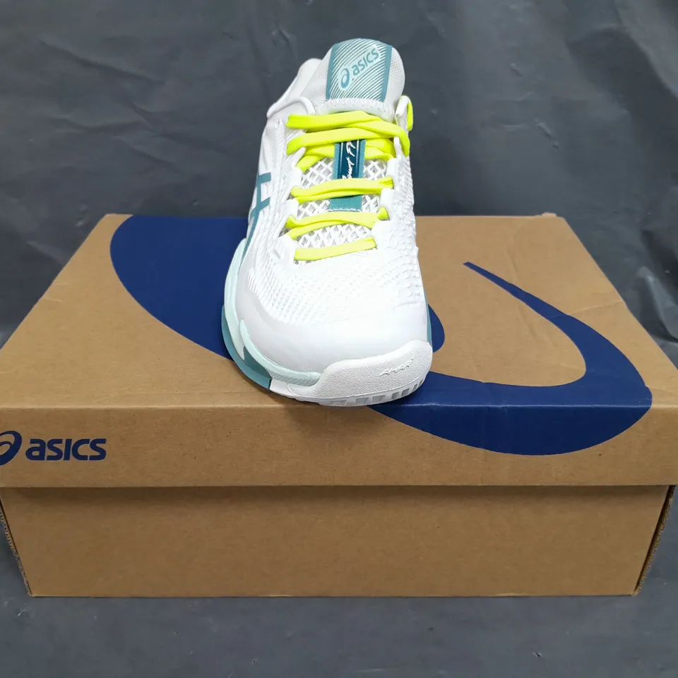 BOXED PAIR OF ASICS WOMEN'S COURT FF 3 TRAINERS IN WHITE/SOOTHING SEA SIZE UK 4