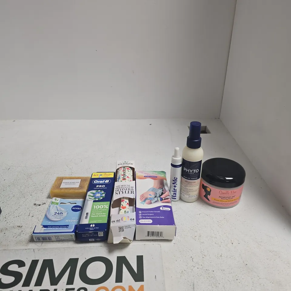 TOTE OF APPROXIMATELY 10 ASSORTED ITEMS INCLUDING CAMILLE ROSE ALMOND JAI TWISTING BUTTER, PHYTO 200 DEGREES HEAT PROTECTION SPRAY AND HAIR + ME NIACINAMIDE 5% MELATONIN 0.1%