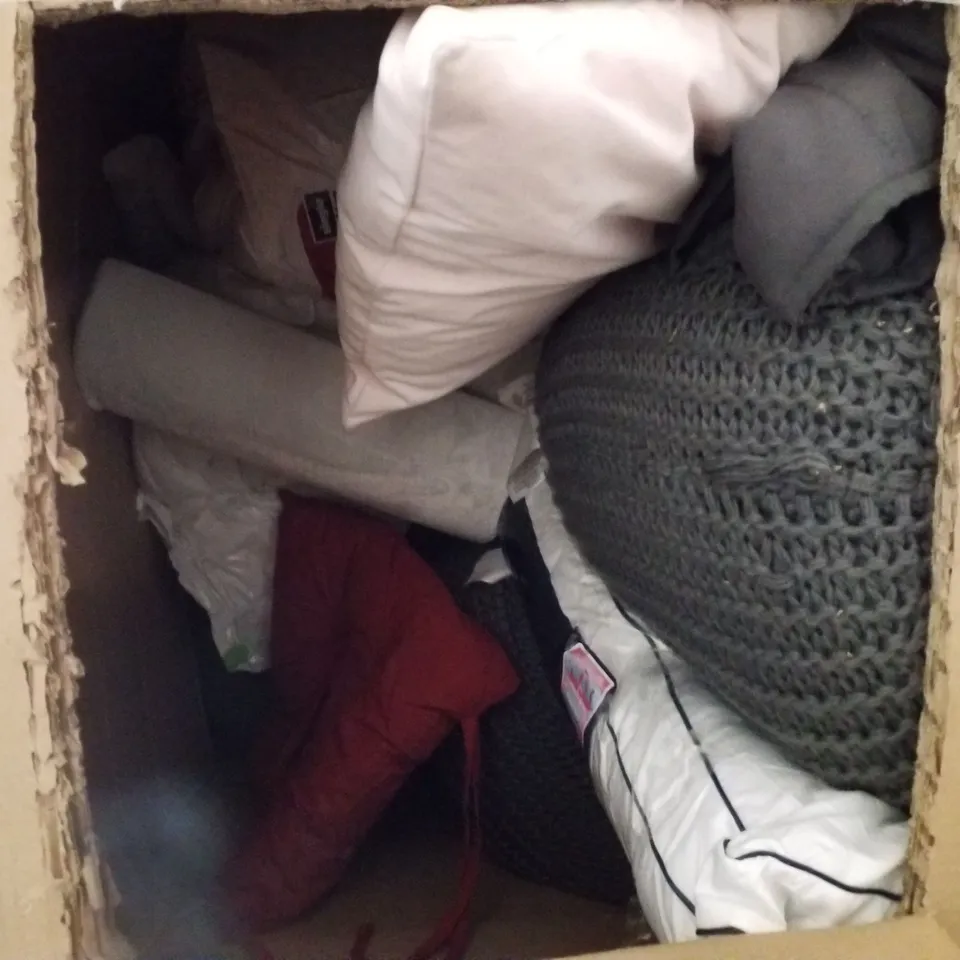 PALLET OF 2 BOXES CONTAINING ASSORTED PILLOWS & CUSHIONS