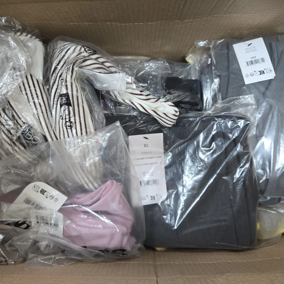 APPROXIMATELY 15 ASSORTED CLOTHING ITEMS IN VARIOUS SIZES, COLOURS & STYLES 