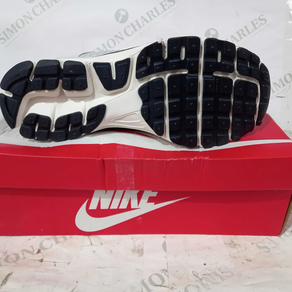 BOXED PAIR OF NIKE VOMERO 5 TRAINERS IN GREY/METALLIC SILVER UK SIZE 10