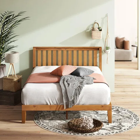 BOXED HATFIELD WOOD PLATFORM BED WITH WOODEN HEADBOARD // SIZE: 4FT6 (1 BOX)