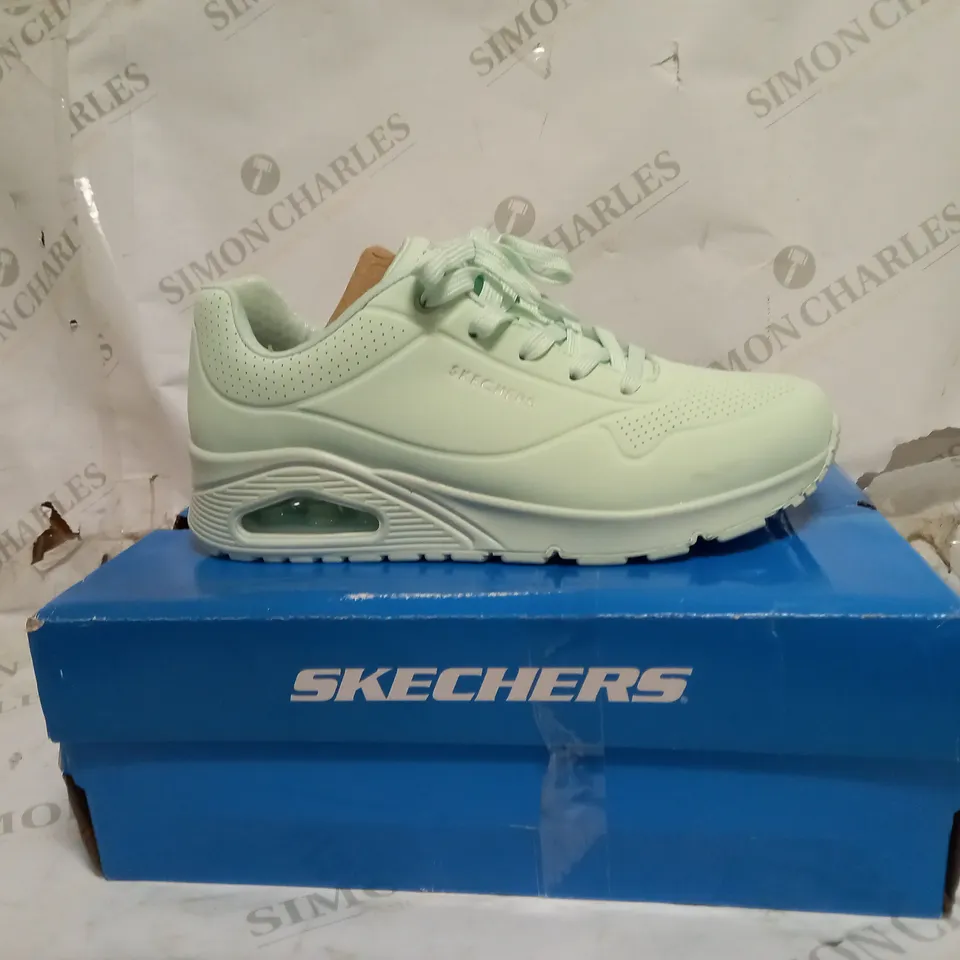 SIZE 7 SKECHERS UNO KICK TRAINERS - MINT