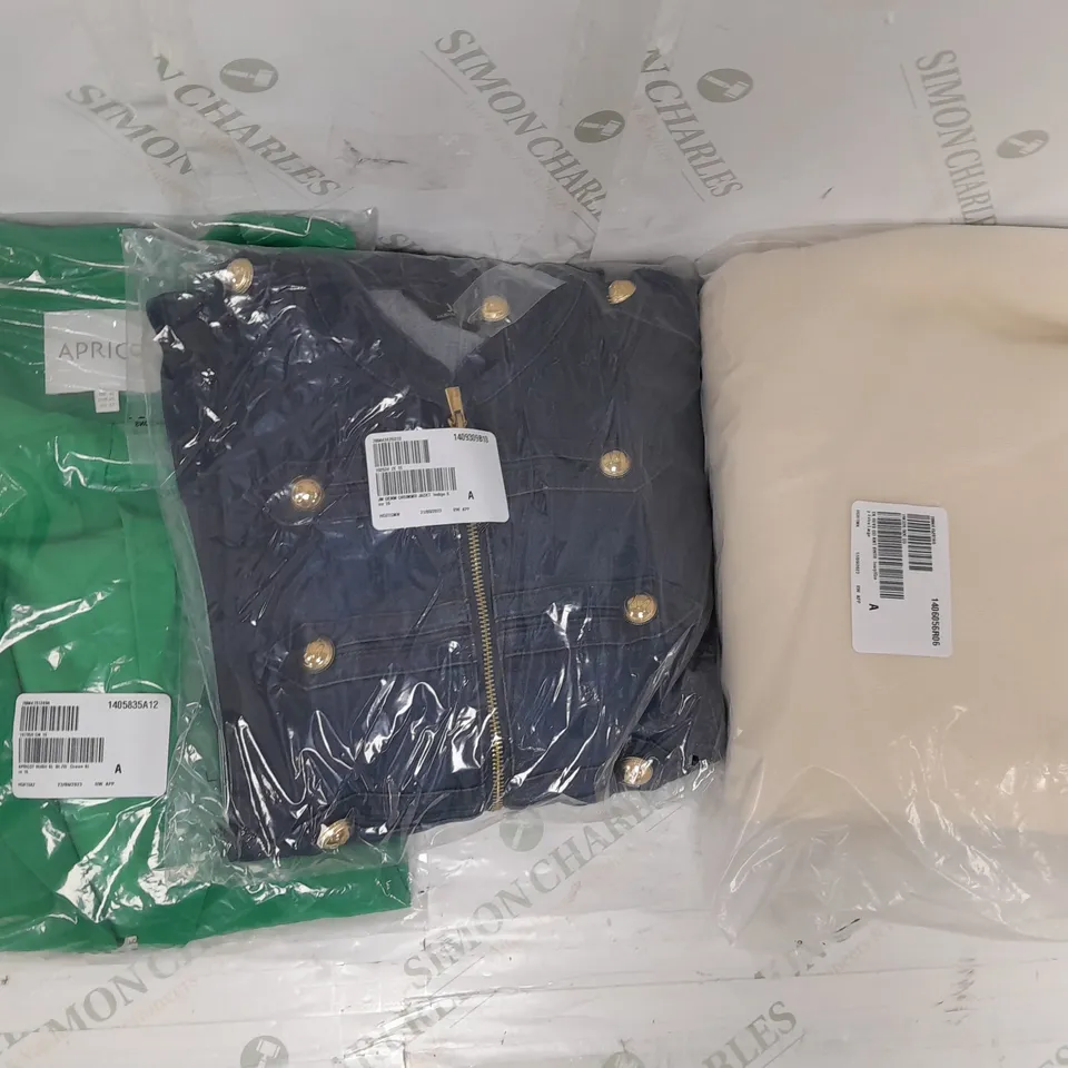 BOX OF APPROXIMATELY 5 ASSORTED CLOTHING AND FASHION ITEMS IN VARIOUS STYLES AND SIZES TO INCLUDE SWEATER, JACKET, BLAZER, ETC