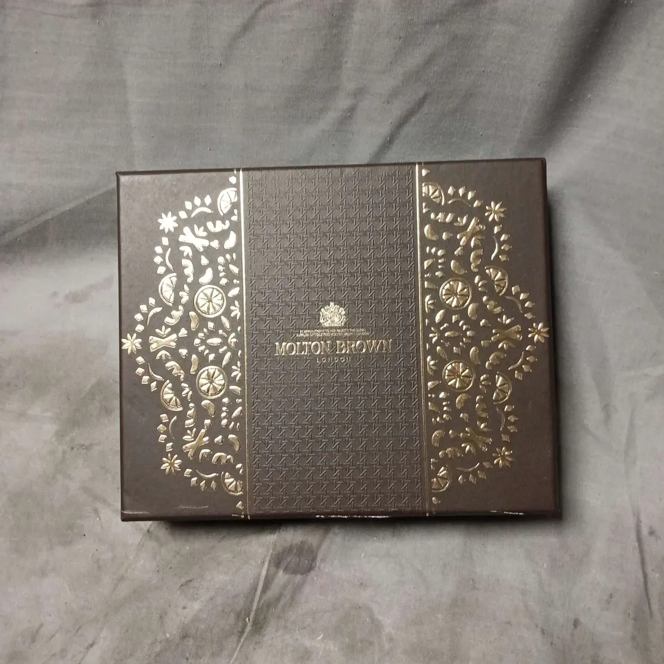 MORTON BROWN LONDON RE-CHARGE BLACK PEPPER GIFT SET – BATH & SHOWER GEL + BODY PRODUCT IN BOX