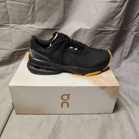 BOXED PAIR OF ON RUNNING SNEAKERS – BLACK WITH YELLOW SOLE SIZE 7.5