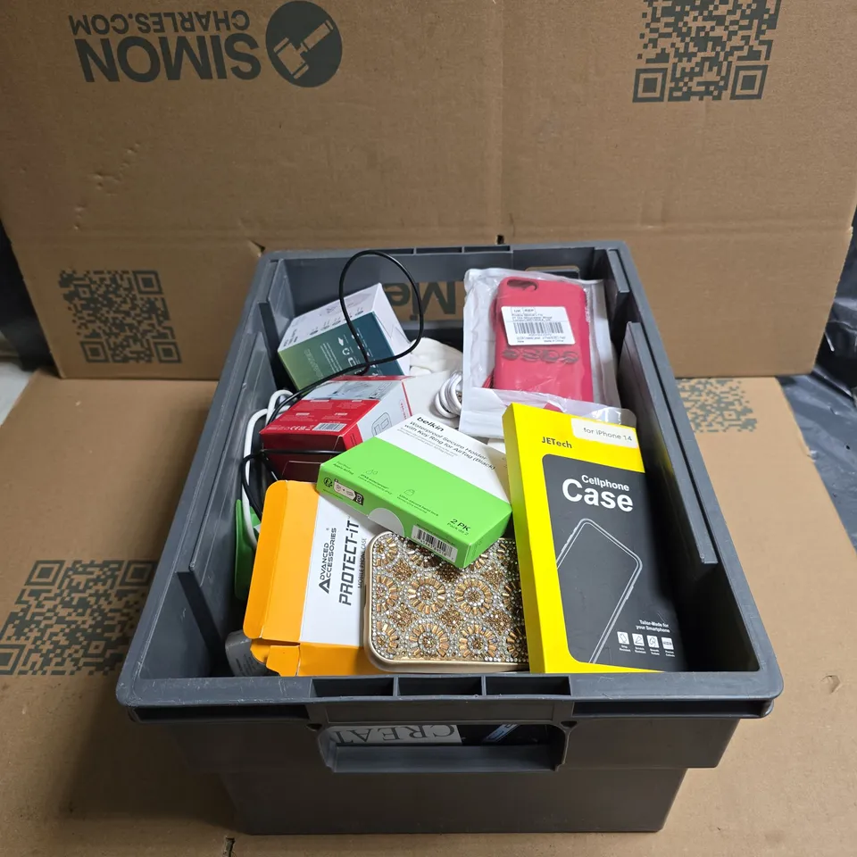 APPROXIMATELY 25 ASSORTED PHONE/ACCESSORY ITEMS TO INCLUDE JETECH CASE, BELKIN WATERPROOF SECURE HOLDER, WORLD TRAVEL ADAPTER ETC