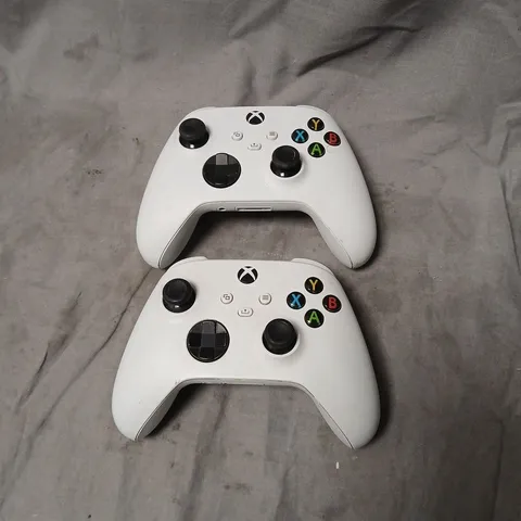 XBOX WIRELESS CONTROLLERS (WHITE) – SET OF 2