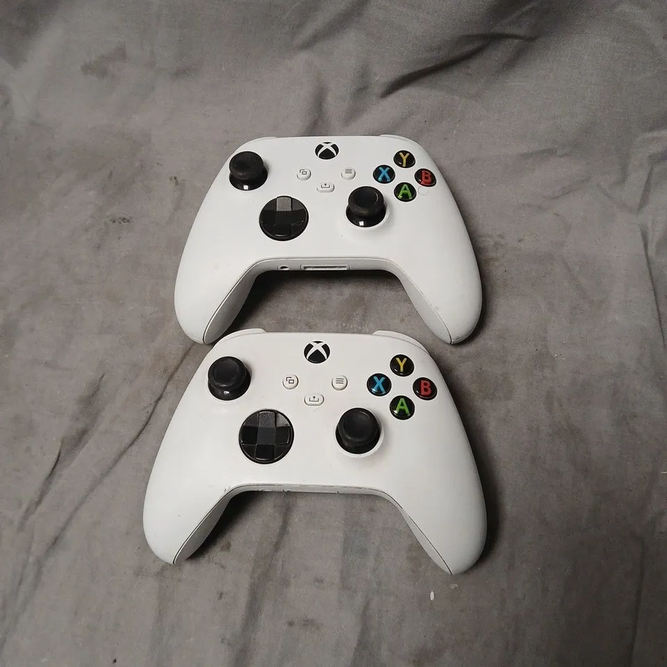 XBOX WIRELESS CONTROLLERS (WHITE) – SET OF 2