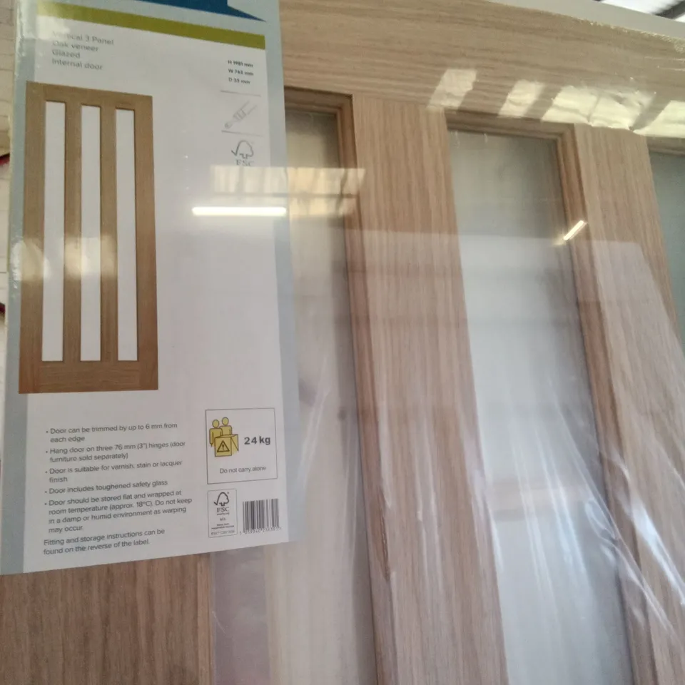 PACKAGED 1981 X 762MM GLAZED OAK VENEER GLAZED INTERNAL DOOR