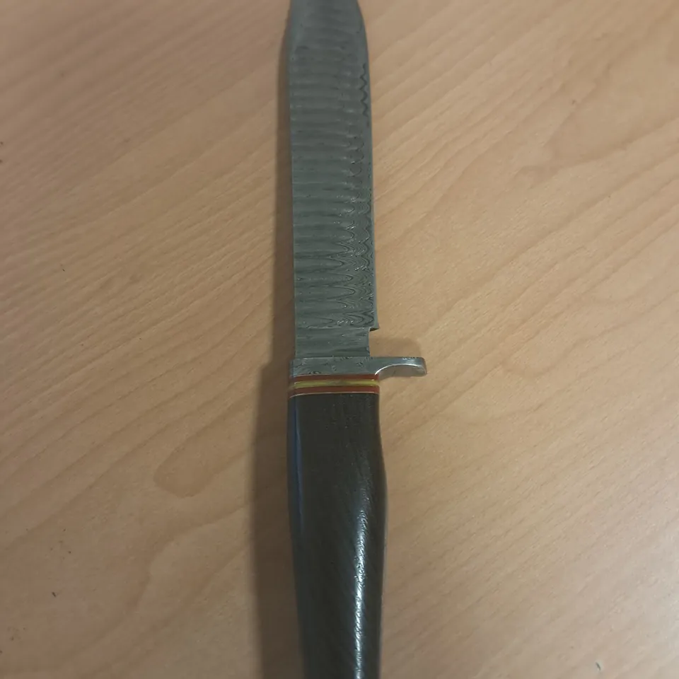 8" WOODEN HANDLED HUNTING KNIFE WITH TEXTURED BLADE