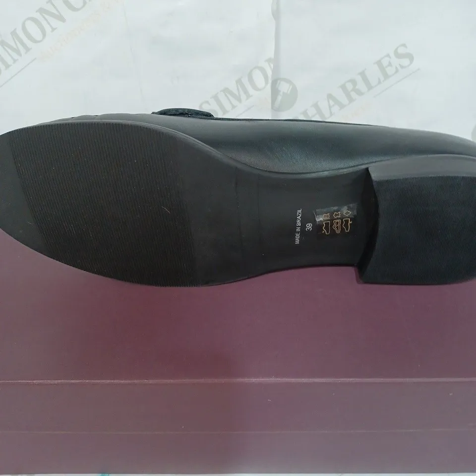 BOXED PAIR OF WOMEN'S CARVELA CLICK LEATHER FLATS - BLACK / SIZE: 39 EU 