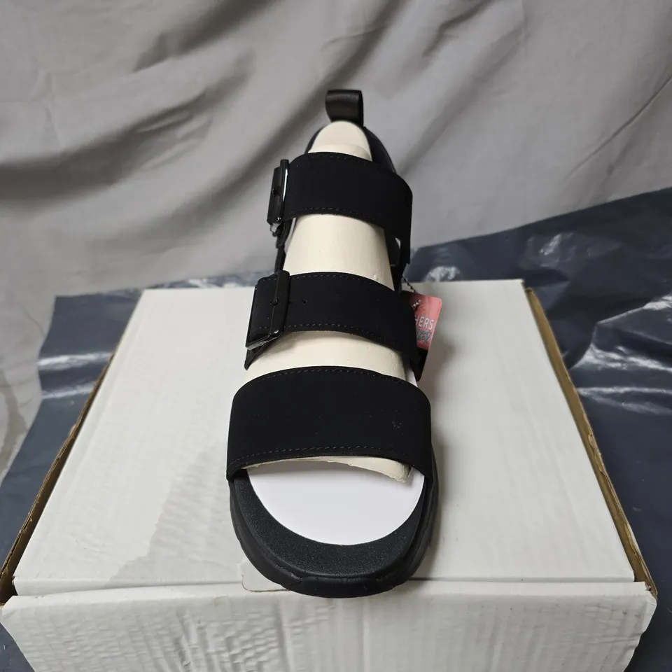 BOXED PAIR OF SKECHERS D'LUX WALKER RETRO COSMOS SANDALS IN BLACK SIZE 7