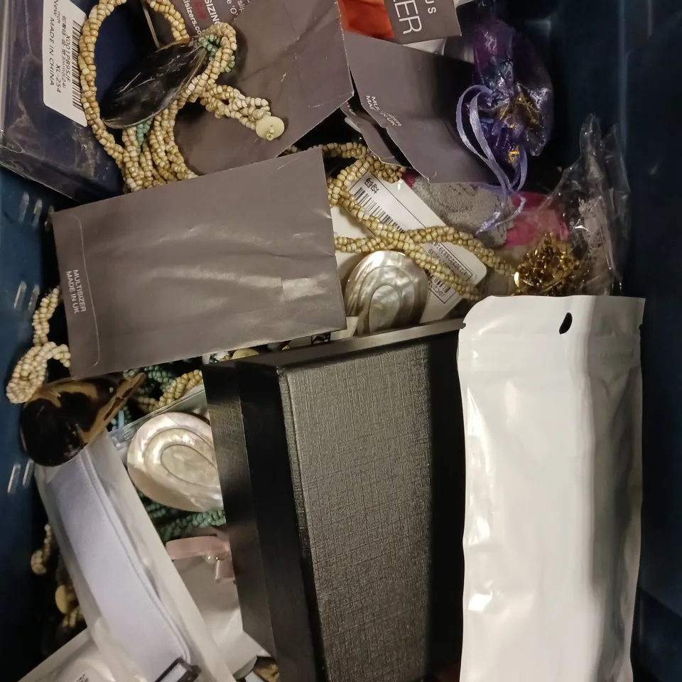 APPROXIMATELY 30 ASSORTED JEWELLERY ITEMS TO INCLUDE CUFF LINKS, BRACELETS, NECKLACES ETC