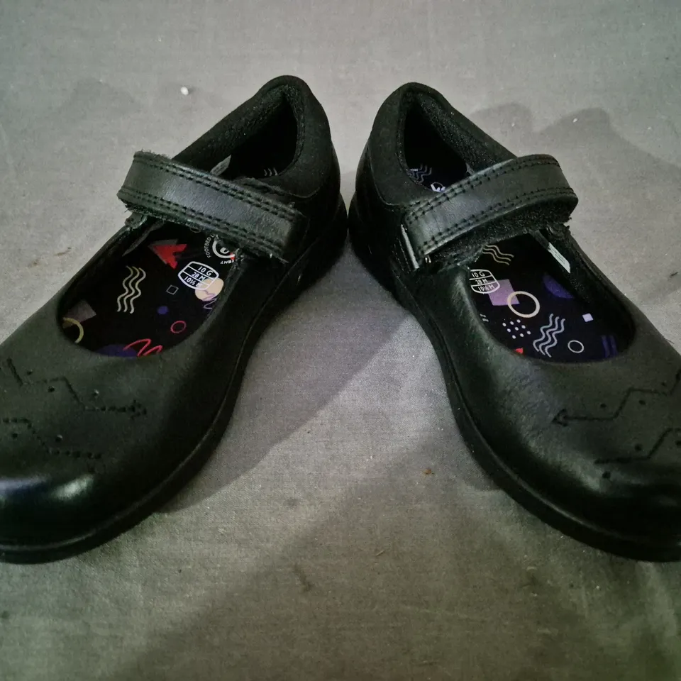 BOXED PAIR OF CLARKS JAZZY JIG KID'S SHOES IN BLACK UK SIZE 10