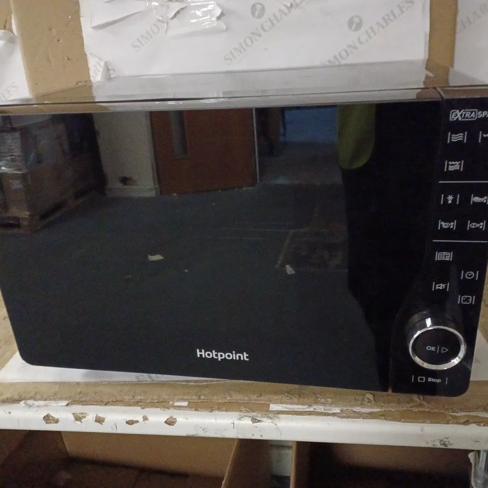 HOTPOINT MWH 2622 MB FREESTANDING MICROWAVE, BLACK