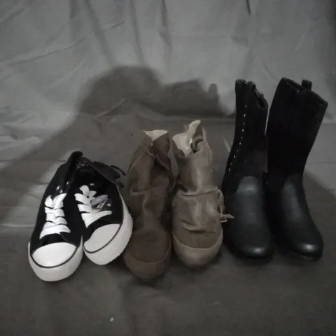 APPROXIMATELY 10 PAIRS OF ASSORTED KIDS SHOES IN VARIOUS STYLES AND SIZES