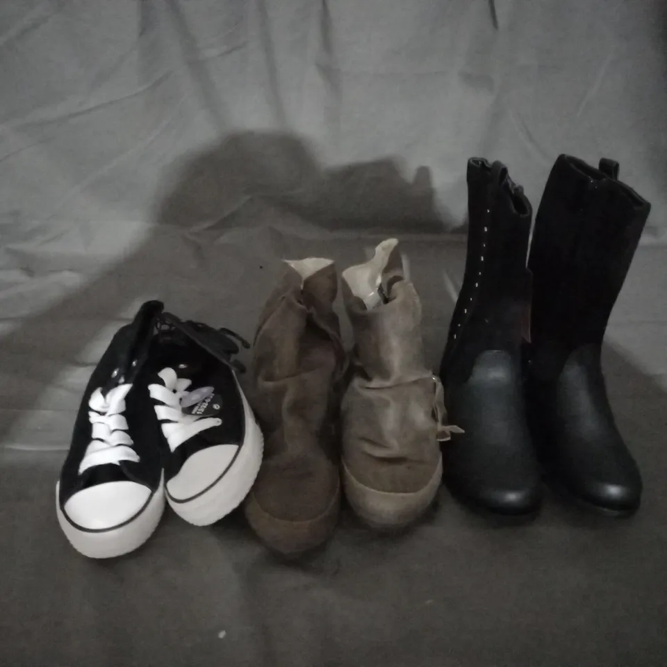 APPROXIMATELY 10 PAIRS OF ASSORTED KIDS SHOES IN VARIOUS STYLES AND SIZES 