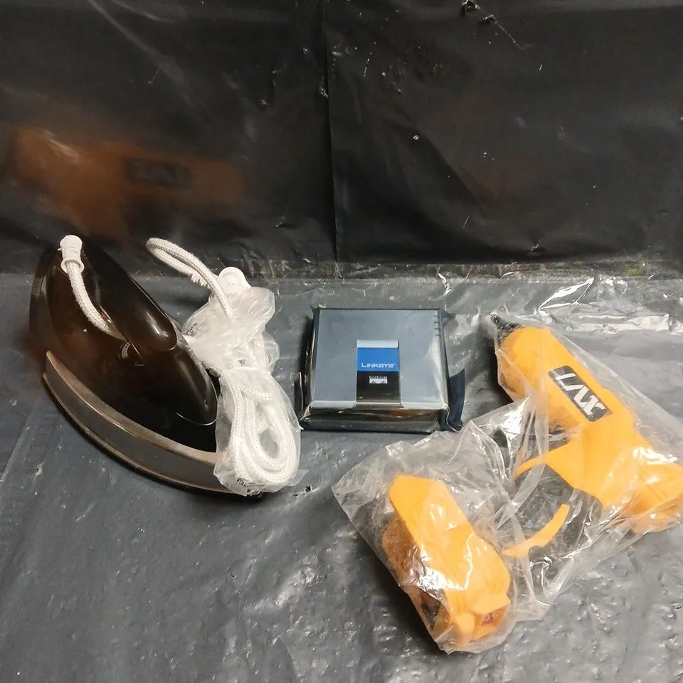 APPROXIMATELY 10 ASSORTED ELECTRICAL PRODUCTS TO INCLUDE HEADPHONES, IRON, GLUE GUN ETC 