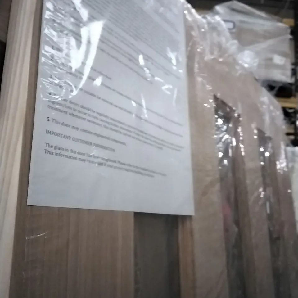 DESIGNER VERTICAL 3 PANEL OAK VENEER GLAZED INTERNAL DOOR APPROXIMATELY 1981X686MM