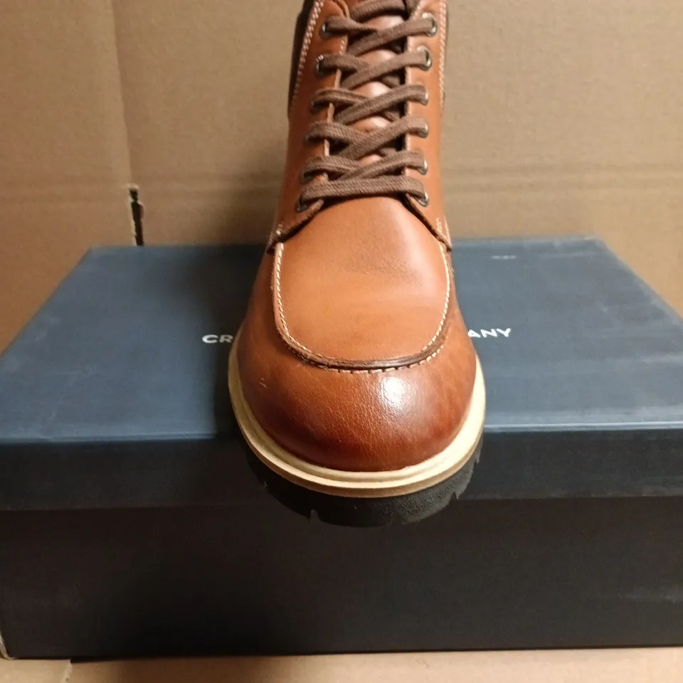 BOXED PAIR OF CREW CLOTHING COMPANY WORKER BOOTS CHESTNUT – UK 9