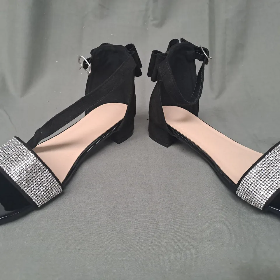 BOXED PAIR OF DESIGNER OPEN TOE LOW HEEL SANDALS IN BLACK W. JEWEL EFFECT EU SIZE 33