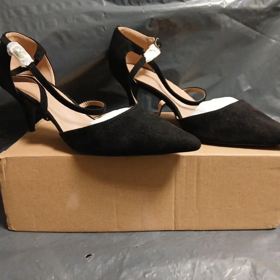 WHERE'S THAT FROM POINTED TOE LOW STILETTO HEEL SANDALS IN BLACK SIZE UK 7