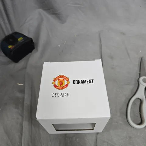 MANCHESTER UNITED OFFICIAL ORNAMENT – THREE-FIGURE FOOTBALLERS IN GLASS BAUBLE (BOXED)