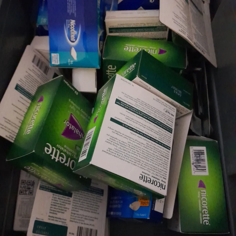 APPROXIMATELY 15 ASSORTED SMOKING PREVENTION AIDS TO INCLUDE NICORETTE MOUTHSPRAY, NICORETTE INVISIPATCH, NICOTINELL LOZENGES