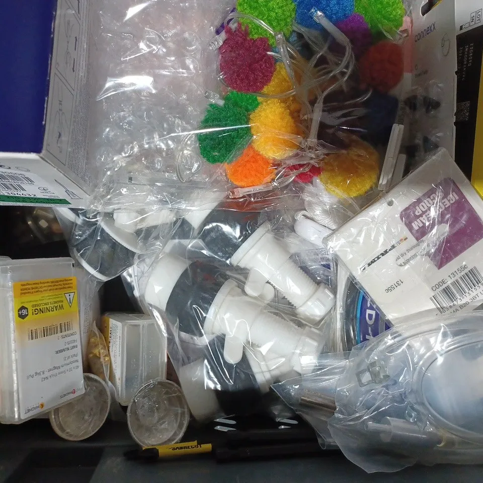 APPROXIMATELY 15 ASSORTED HOUSEHOLD ITEMS TO INCLUDE MILWAUKEE SHOCKWAVE IMPACT DUTY ADAPTORS, DECORATIVE LIGHTS, ETC