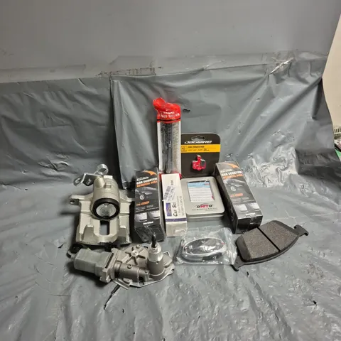 APPROXIMATELY 12 ASSORTED VEHICLE PARTS & ACCESSORIES TO INCLUDE DISC BRAKE PAD, CAR SCRATCH REMOVAL WAX, BRAKE FLUID TESTER, ETC