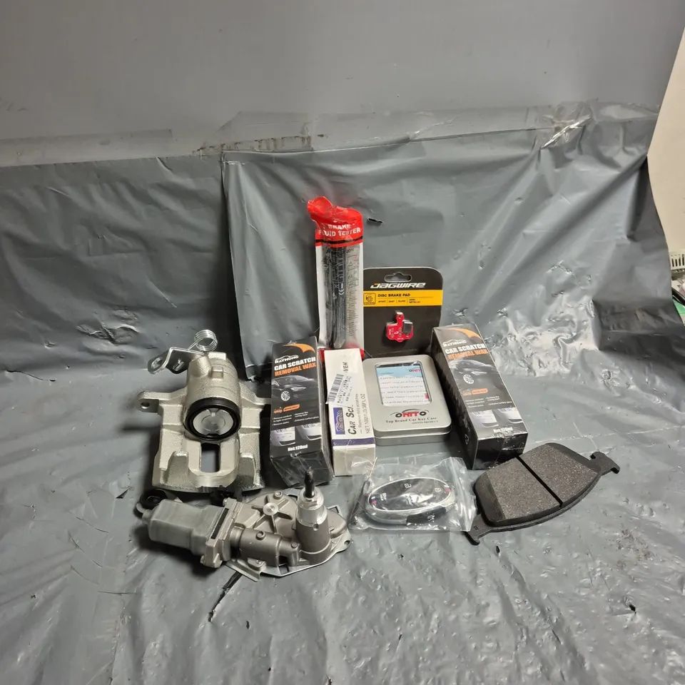 APPROXIMATELY 12 ASSORTED VEHICLE PARTS & ACCESSORIES TO INCLUDE DISC BRAKE PAD, CAR SCRATCH REMOVAL WAX, BRAKE FLUID TESTER, ETC