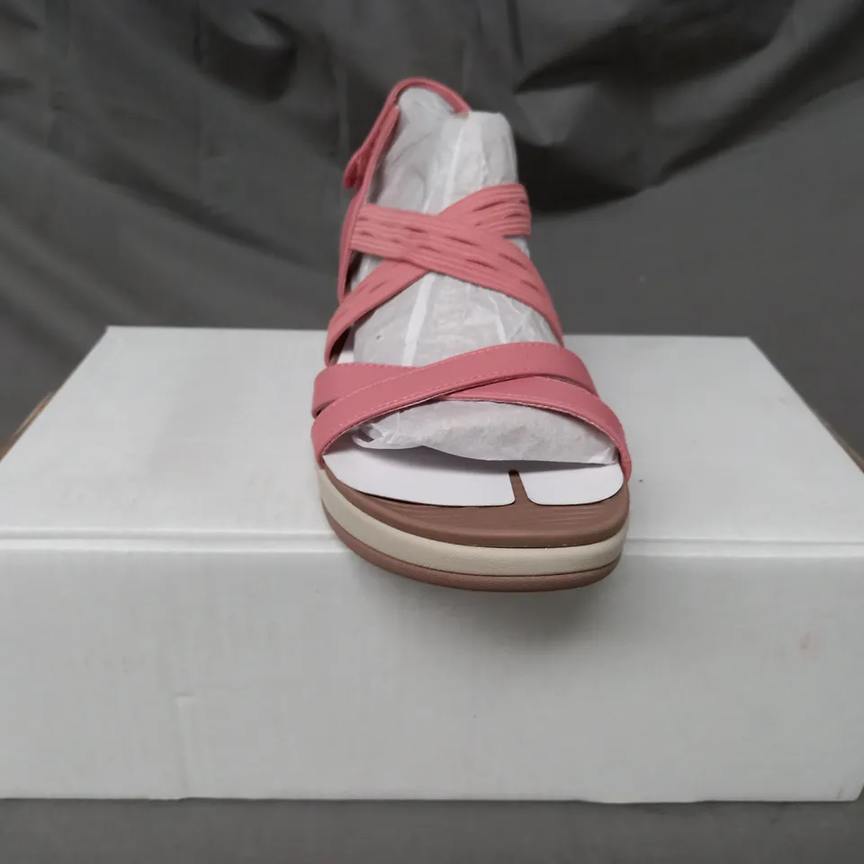 BOXED PAIR OF SKECHERS OPEN TOE SANDALS IN PINK SIZE 7